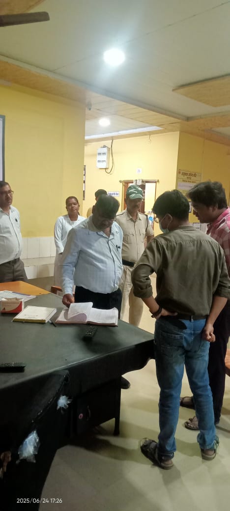 देर शाम  पीएचसी रघुनाथपुर का लुण्ड्रा एसडीएम ने किया औचक्क निरीक्षण कहा लापरवाही नहीं की जाएगी बर्दाश्त